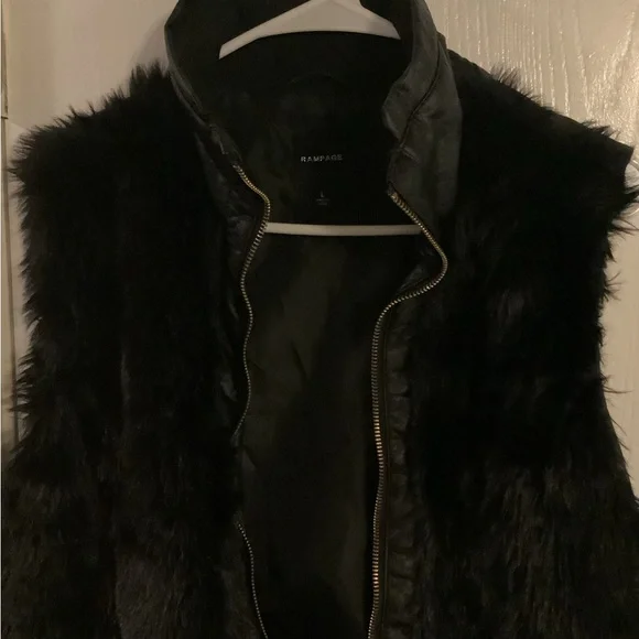 Rampage Brand - Faux fur vest, size large - Picture 3 of 11